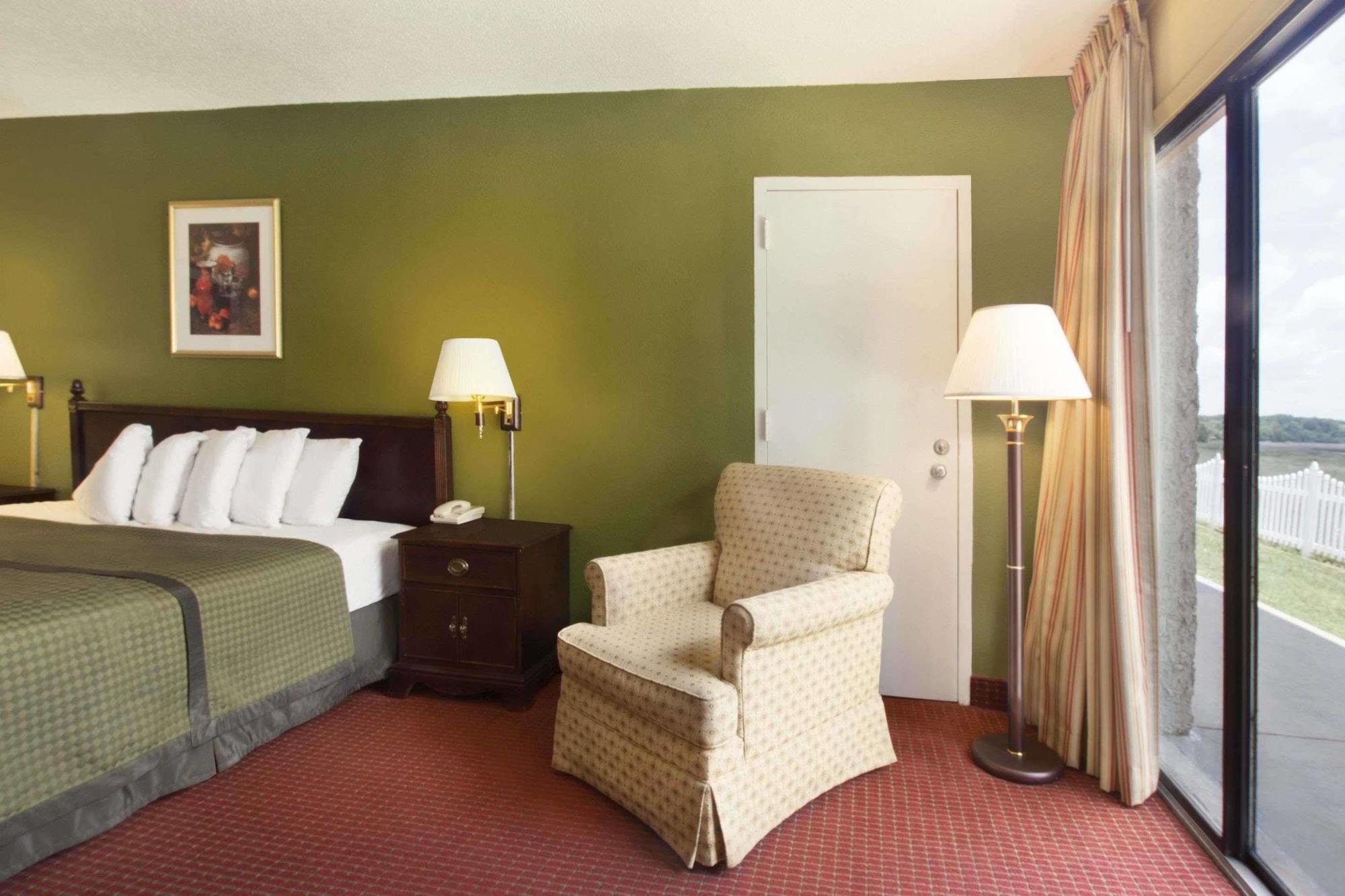 Howard Johnson By Wyndham Beaufort/Parris Island Dış mekan fotoğraf